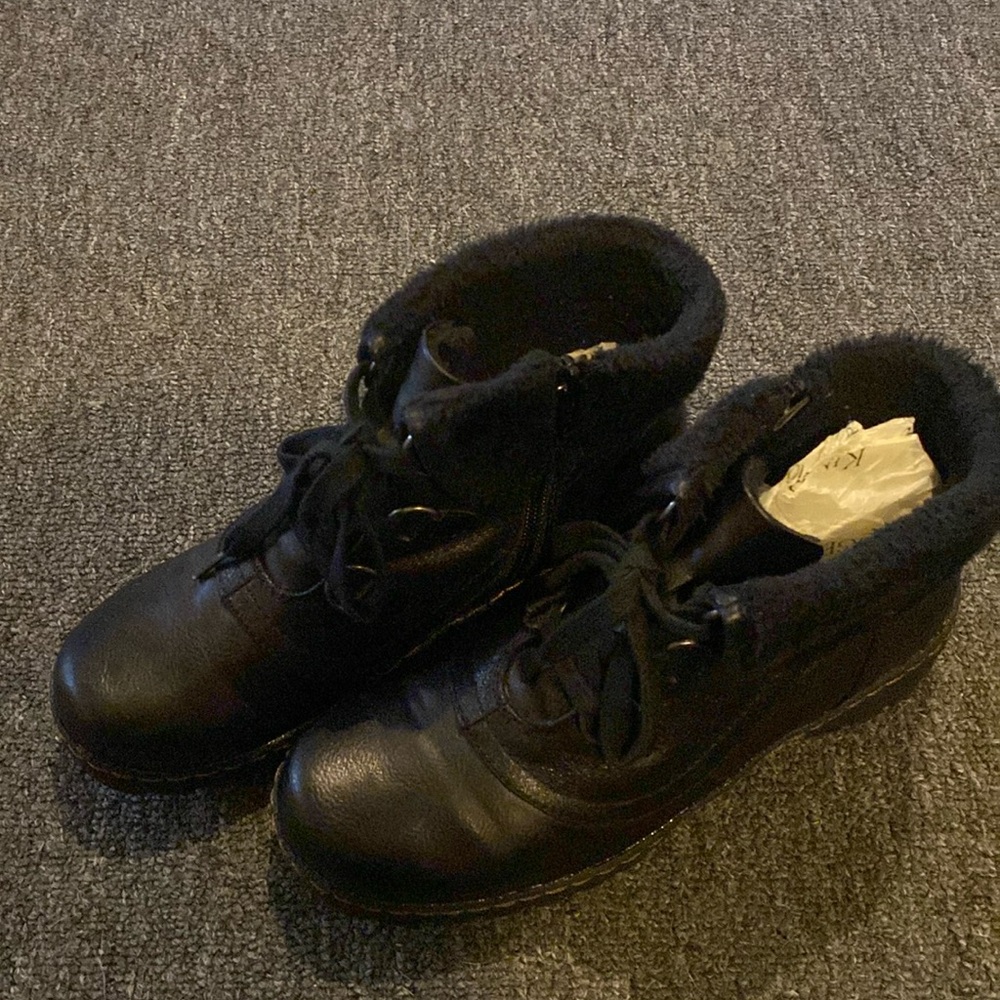 Like new Women’s Kim Roger’s boots.